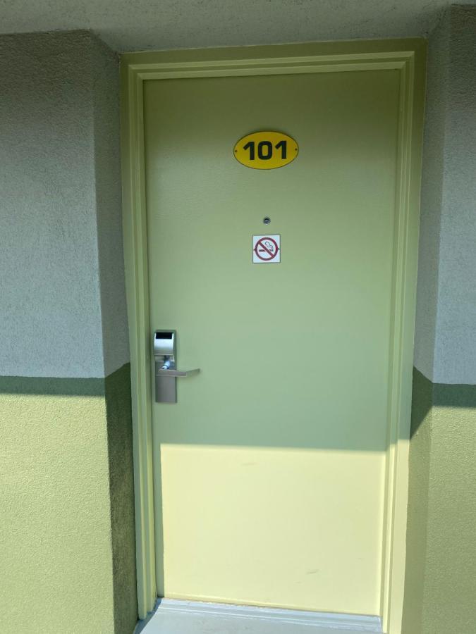 Red Carpet Inn & Suites Wrightstown Exterior photo
