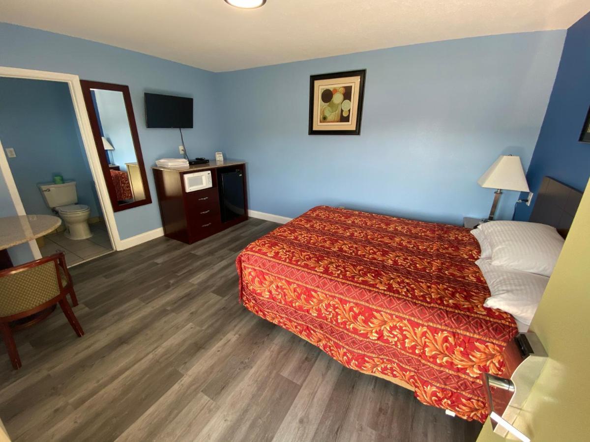 Red Carpet Inn & Suites Wrightstown Exterior photo