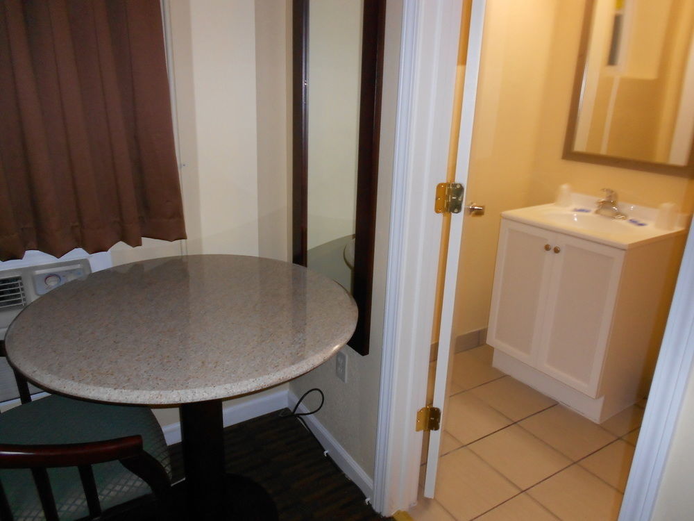 Red Carpet Inn & Suites Wrightstown Exterior photo